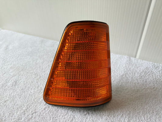 TYC 18-3570-05-2B –Clignotant Avant Gauche Orange – Mercedes-Benz 207D Bus (1989–1995)