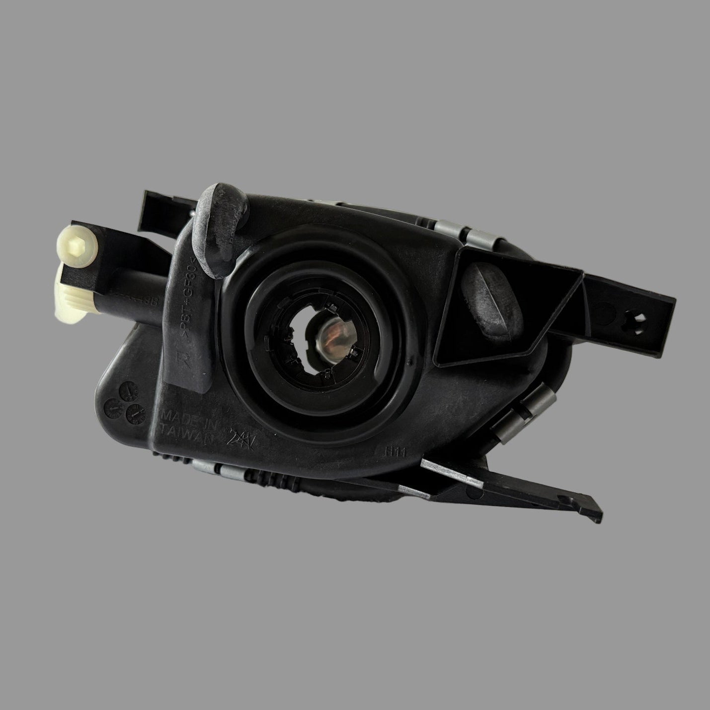 TYC 19-0449-01-9 – Phare Antibrouillard Avant Droit – Mercedes-Benz Classe E Sprinter W211 / S211 (2002–2004) H11